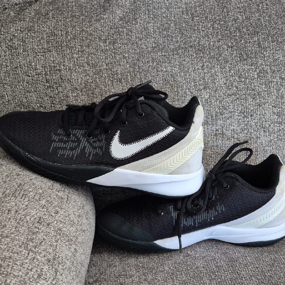 Nike Kyrie2 Youth Sneakers